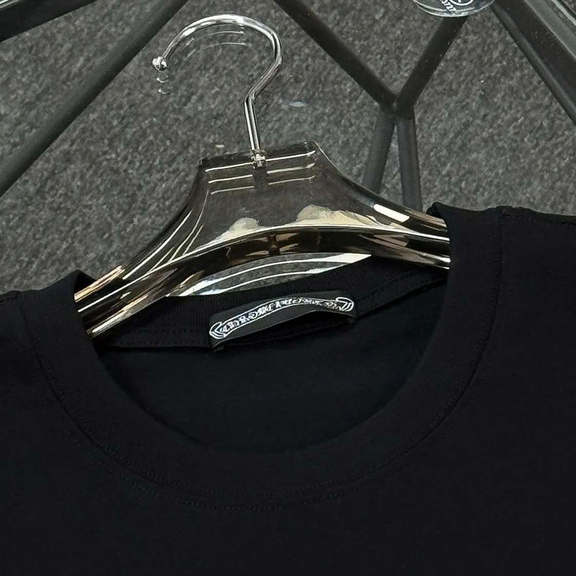 P180 Chrome Hearts Chrome Hearts 25 high version. The fabric is made of 300 grams of high-density pure cotton. It does not deform or shrink. It has three labels. It is the same style for men and women. Technology: digital direct-injection printing. Color: white, black. SIZE: S-XL.